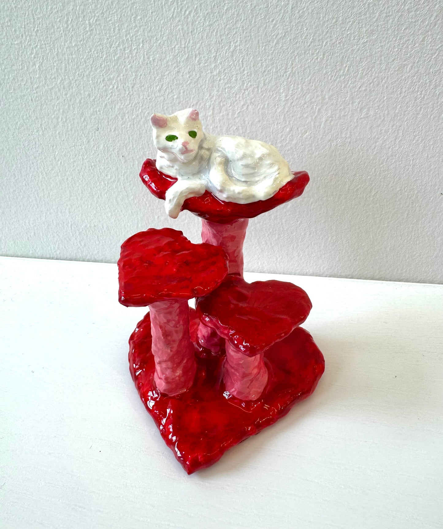 Auður Lóa Guðnadóttir - Kisa á hjartalaga klórustöng / Cat on a heart shaped scratching post